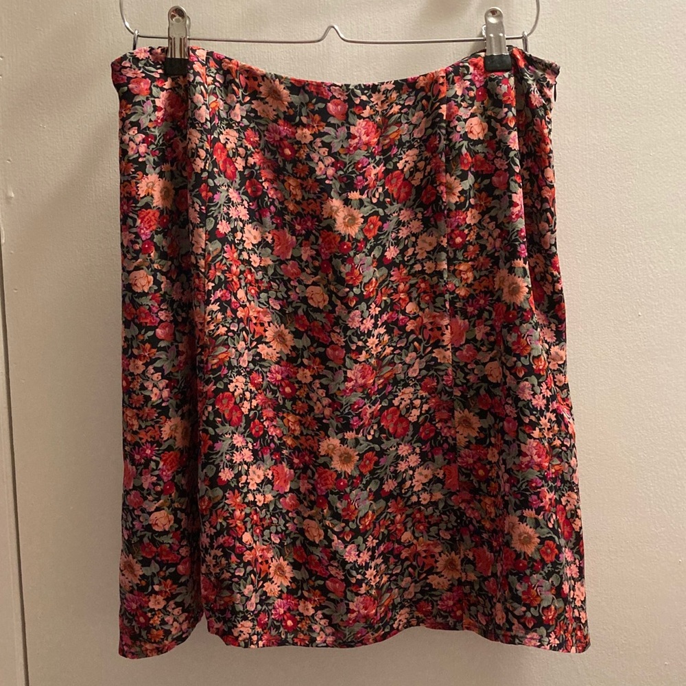 FREE IF BUNDLED Petite Sophisticate Red & Pink Floral Lined Skirt Size 12 EUC